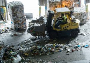 Des déchets plastiques et des papiers compactés à l’usine de recyclage de la société Waste Management, Maryland